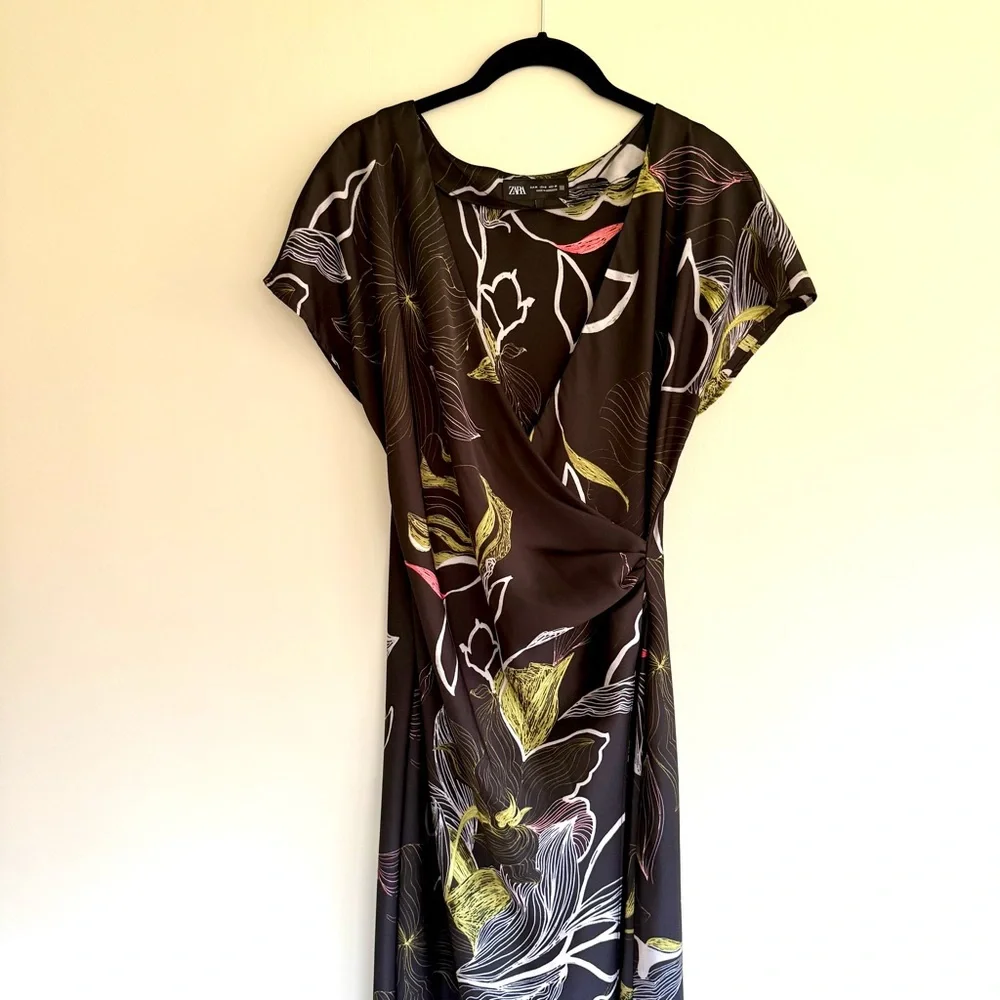 🪷ZARA Women’s Satin Floral Faux Wrap Ruched Short Sleeve Slit Midi Dress - Picture 3 of 9